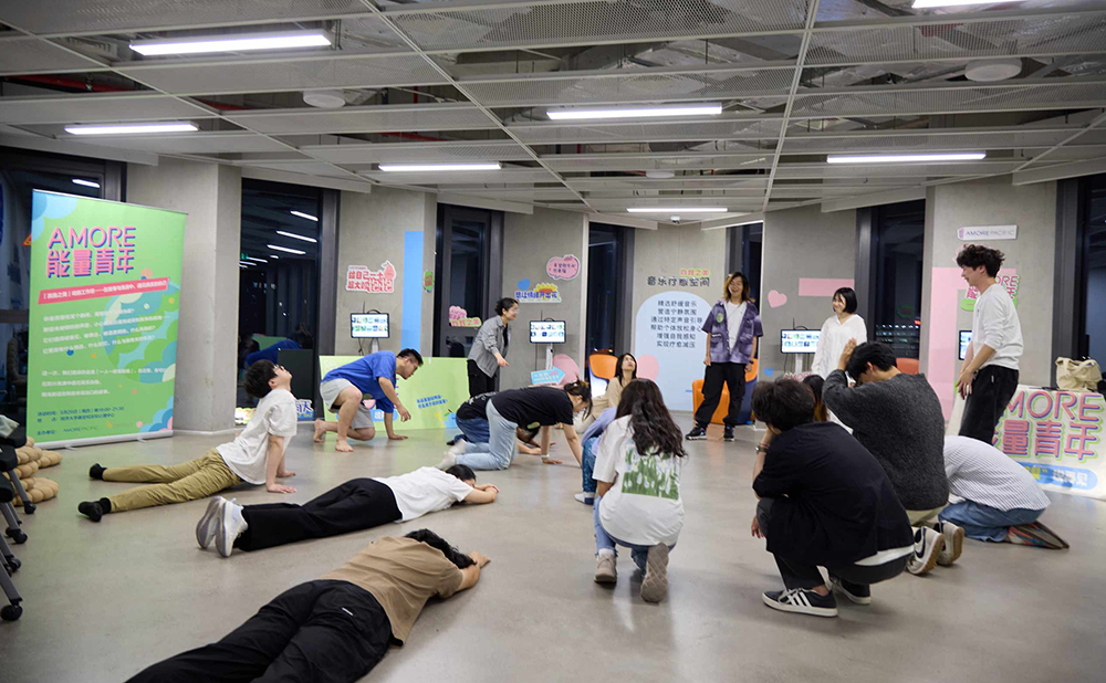 同学们在“艺术疗愈”工作坊中表达内心真实自我